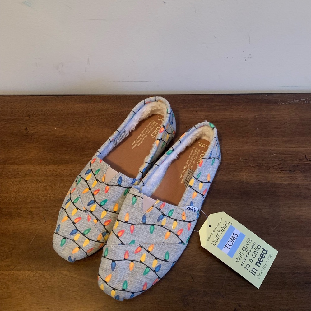 🎉HP🎉New Size 8 Toms Festive Christmas Holiday Lights Fleece Lined Slip On Shoes